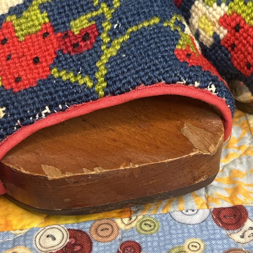 1970s Vtg Wooden Clog Size 7 w/ Strawberries Cottage Country Boho Artsy - Picture 7 of 16
